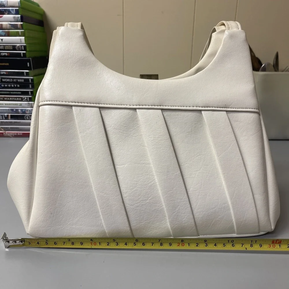 Vtg‎ Women's White/Cream Leather BoHo Shoulder Bag With Clasp Closure